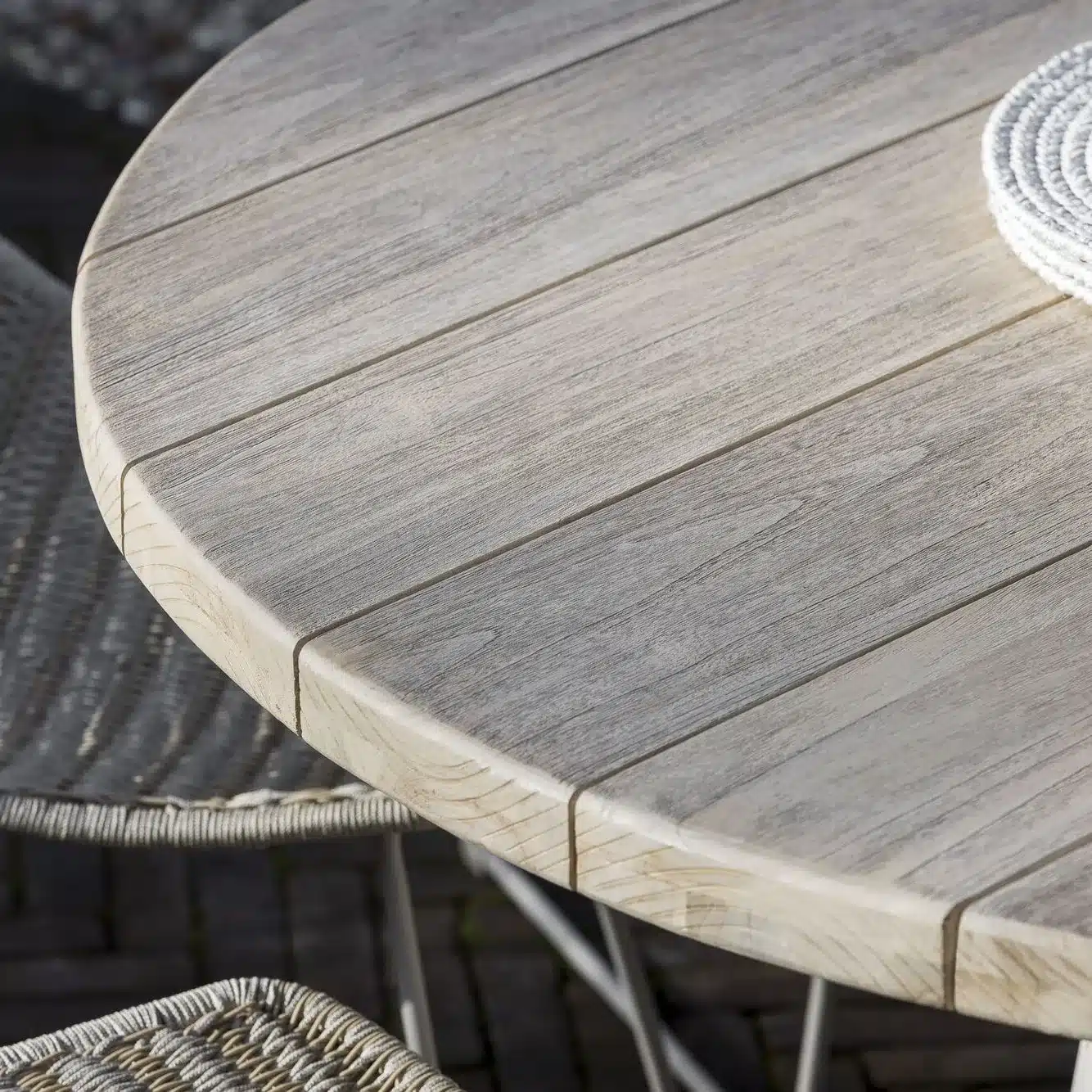Max & Luuk Oliva table collection outdoor setting